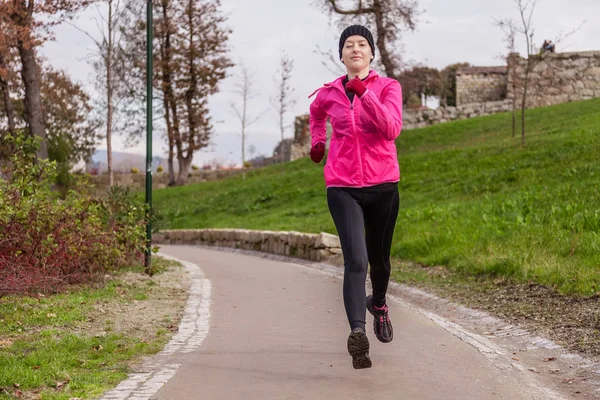 Mujer Joven Corriendo Frío Día Invierno Parque Urbano Fotos de stock