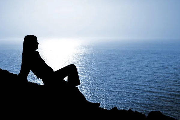 Sitzende Frauensilhouette Vor Tiefblauem Meer — Stockfoto