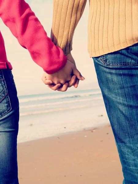 Älskande Par Hålla Händerna Beach — Stockfoto