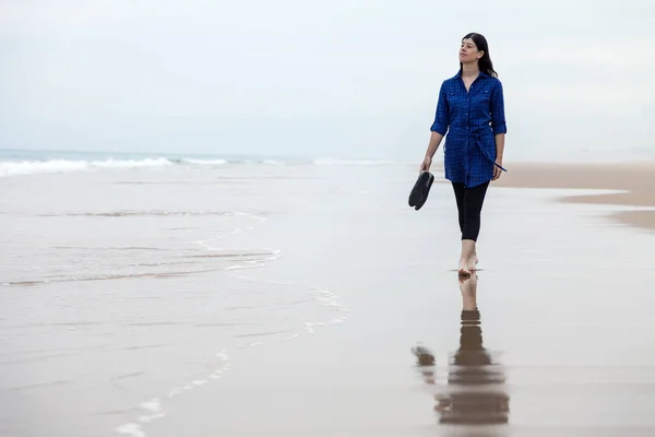 Mujer Joven Caminando Sola Una Playa Desierta Reflejada Arena Mojada — Foto de Stock