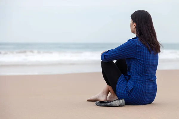Одинокая Подавленная Женщина Сидит Песке Пустынного Пляжа Смотрит Море Осенний — стоковое фото