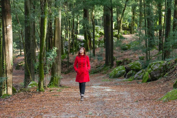 Jonge Vrouw Lopen Alleen Een Bospad Vuil Dragen Een Rode — Stockfoto