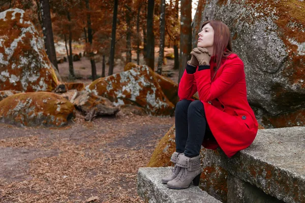 Mujer Joven Que Siente Deprimida Sentada Una Mesa Piedra Banco — Foto de Stock