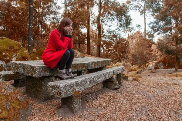 Jonge Vrouw Voelt Depressief Zittend Een Stenen Tafel Bank Een — Stockfoto