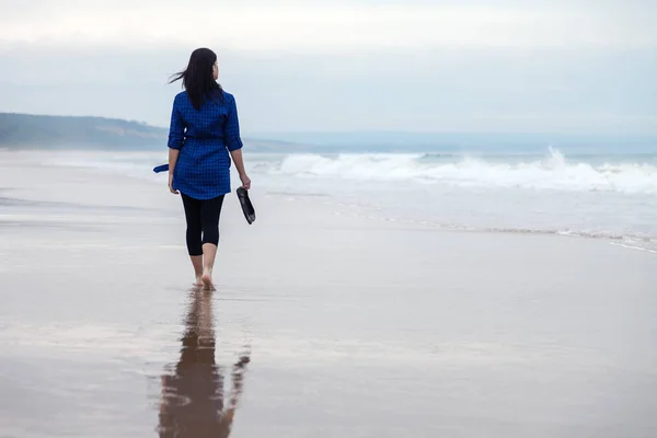 Giovane Donna Che Cammina Sola Una Spiaggia Deserta Riflessa Sulla — Foto Stock