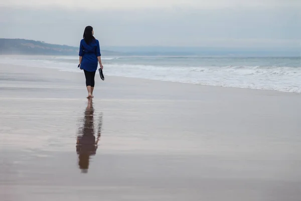 Mujer Joven Caminando Sola Una Playa Desierta Reflejada Arena Mojada — Foto de Stock