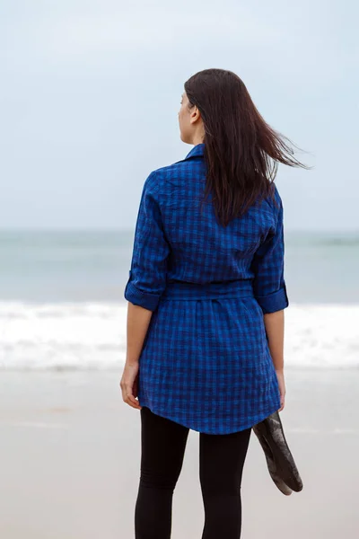 Mujer Solitaria Deprimida Pie Frente Mar Una Playa Desierta Día — Foto de Stock