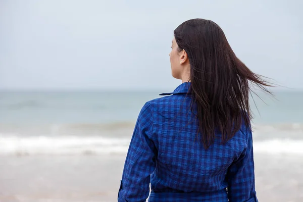 Donna Sola Depressa Piedi Fronte Mare Una Spiaggia Deserta Una — Foto Stock