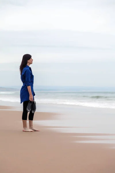 Einsame Und Depressive Frau Die Einem Herbsttag Einem Einsamen Strand — Stockfoto