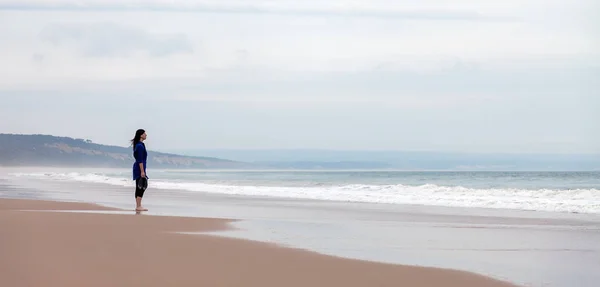 Donna Sola Depressa Guardare Mare Una Spiaggia Deserta Una Giornata — Foto Stock