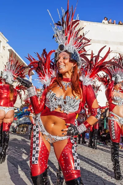 Sesimbra Portugal Febrero 2015 Bailarina Brasileña Samba Llamada Passista Desfile —  Fotos de Stock