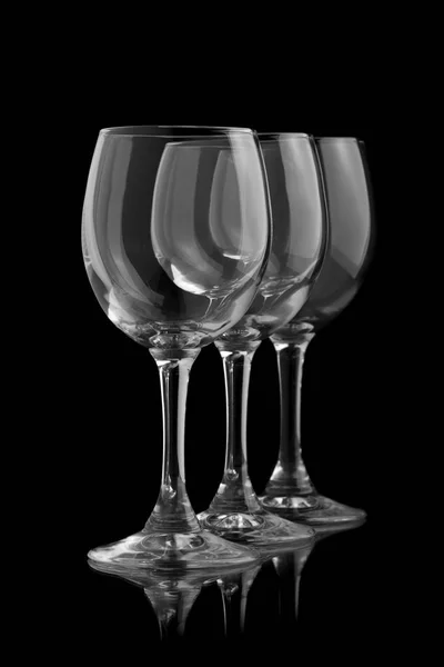 在黑色背景中的三个优雅葡萄酒杯 — 图库照片