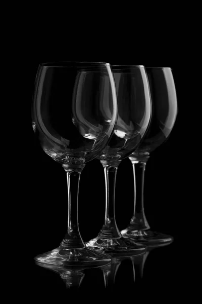 黒背景があるの つのエレガントなワイングラス — ストック写真