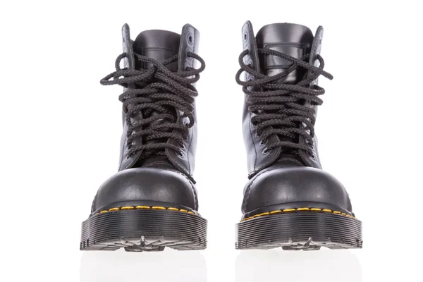 黑色皮革工作靴与钢脚趾和军事风格查出的白色背景 — 图库照片