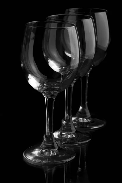 Trei Pahare Elegante Vin Într Backgroun Negru — Fotografie, imagine de stoc