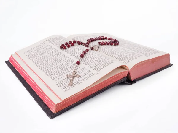 念珠在一个古老的圣洁圣经写在葡萄牙切出或查出在白色背景 — 图库照片