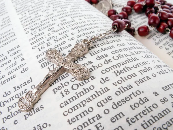 Rosaire Sur Une Vieille Bible Sainte Écrite Portugais Détail Rapproché — Photo