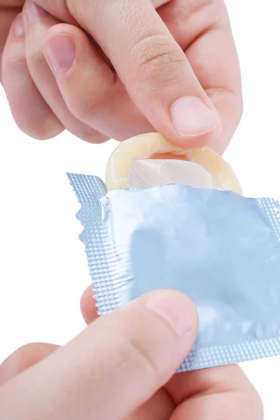 Mãos Desembrulhando Preservativo Isolado Fundo Branco — Fotografia de Stock