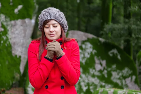 Молодая Женщина Дрожит Холода Лесу Красном Пальто Шапочке Перчатках Зимой — стоковое фото