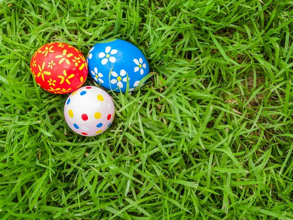 手绘复活节彩蛋藏在草地上准备复活节彩蛋狩猎传统游戏 顶部视图 — 图库照片