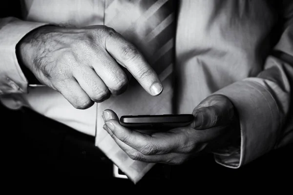 Człowiek Posiadający Dotykając Ekranu Lub Wyświetlić Palcem Telefon Komórkowy Telefon — Zdjęcie stockowe