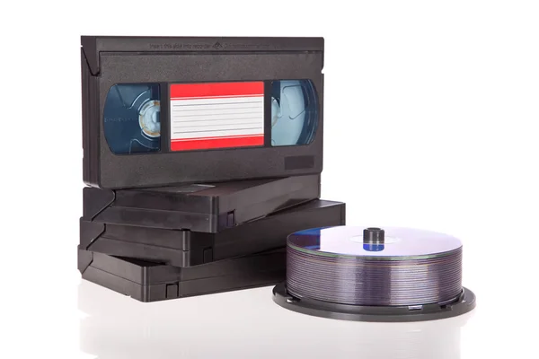 Vieilles Cassettes Vidéo Avec Disques Dvd Isolés Sur Fond Blanc — Photo