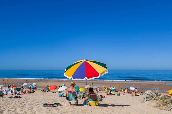 Алмада Португалия Июль 2015 Года Пожилая Пара Наслаждающаяся Днем Пляже Стоковое Изображение