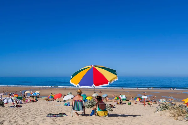 Almada Portugal Julio 2015 Pareja Mayor Disfrutando Día Playa Fonte Imagen de stock