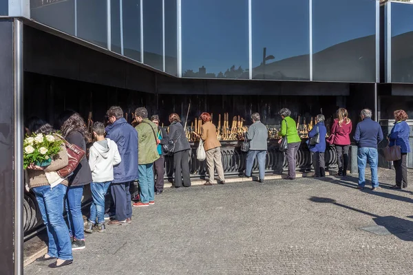 Santuário Fátima Portugal Peregrinos Acendendo Velas Votivas Como Cumprimento Dos — Fotografia de Stock