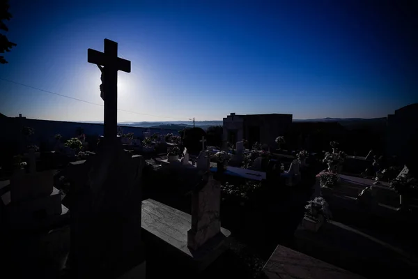 Silhouette Der Grabsteine Auf Einem Typisch Katholischen Friedhof Landesinneren Südlich — Stockfoto