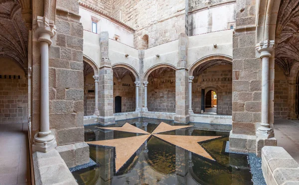 克拉图 葡萄牙 2015年8月8日 洛芙大罗莎修道院的回廊 属于医院骑士骑士 即马耳他秩序 十字军命令 目前葡萄牙 历史酒店 — 图库照片