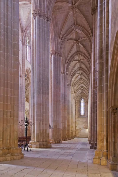 バターリャ修道院 セカンダリの身廊と教会の通路 ゴシック様式 マヌエルの傑作 ポルトガル ユネスコ世界遺産 — ストック写真