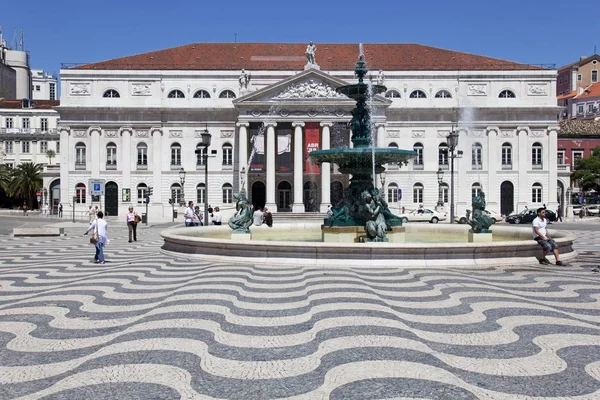 リスボン ポルトガル 2013 マリア 世国立劇場とロシオ Dom Pedro リスボンの主要な広場の噴水 — ストック写真