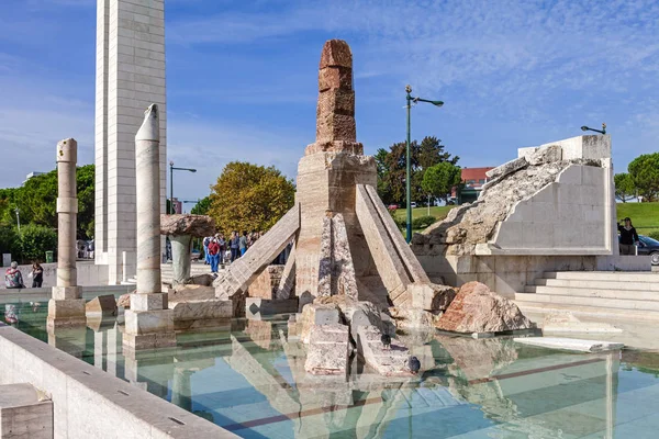 リスボン ポルトガル 2016 エドゥアルド 世公園 物議を醸すの記念碑公園の風光明媚な見落としまたは Vista ポイントに建てられたアブリル革命 — ストック写真