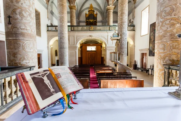 Santarem Portugal Septiembre 2015 Biblia Abierta Sobre Altar Iglesia Misericordia —  Fotos de Stock