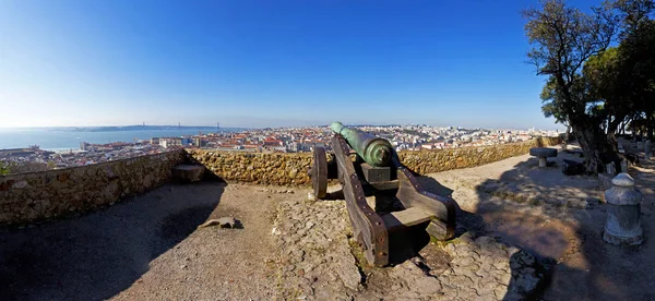 ポルトガル リスボンのサン ジョルジェ 聖ゲオルギウス 古い青銅の大砲と ダウンタウン リスボンのバイシャ地区と川の眺め — ストック写真