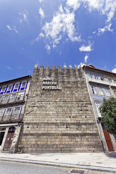 Icónica Muralla Del Castillo Guimaraes Con Inscripción Aqui Nasceu Portugal — Foto de Stock