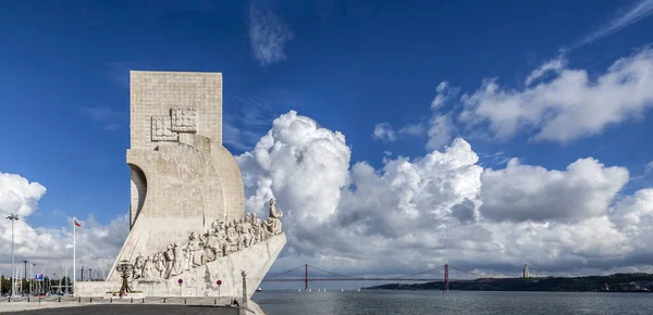 Padrao Dos Descobrimentos 海発見記念碑 テージョ川と Abril 橋の景色 ベレン地区のリスボン ポルトガル — ストック写真
