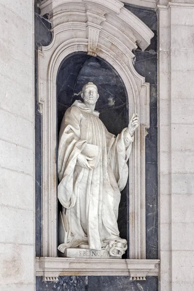 圣伯纳德意大利巴洛克雕塑 第十八世纪 在马夫拉国家宫殿和修道院在葡萄牙 巴洛克建筑 — 图库照片