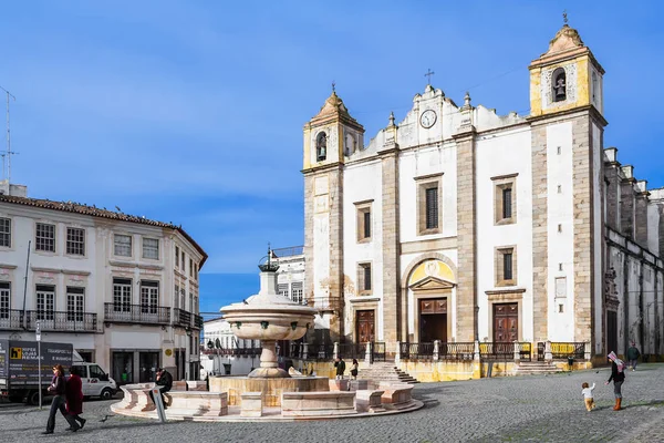 埃武拉 葡萄牙 2015年12月 Antao 教堂和第十五世纪 Henriquina 喷泉在吉拉尔多广场 文艺复兴时期的建筑 联合国教科文组织世界遗产 — 图库照片
