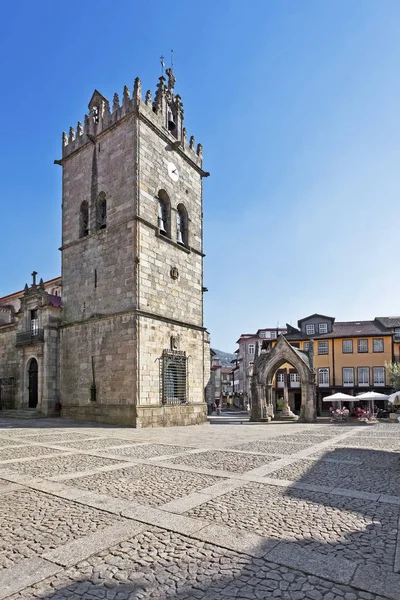 オリベイラ広場にあるノッサ セノラ オリベイラ教会とサラド記念碑 Padrao Salado ポルトガルのギマレス ユネスコ世界遺産 — ストック写真