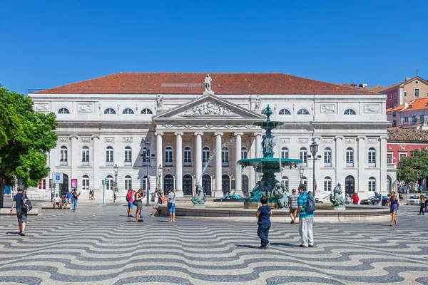 リスボン ポルトガル 2014 マリア 国民劇場 つの噴水と Dom ペドロ スクエア としてよりもっとよく知られているロシオで手作り石畳舗装で典型的なウェーブ — ストック写真
