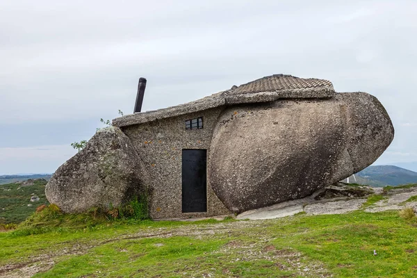 Casa Penedo Ein Haus Zwischen Riesigen Felsen Auf Einem Berg — Stockfoto