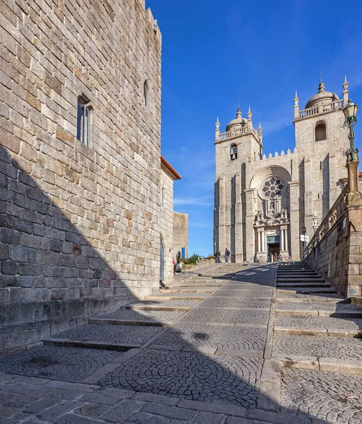 左右の Dom ペドロ Pitoes 通りを通して見たポルト大聖堂の中世タワー ロマネスク様式とゴシック様式の建築 ポルト ポルトガル ユネスコ世界遺産 — ストック写真