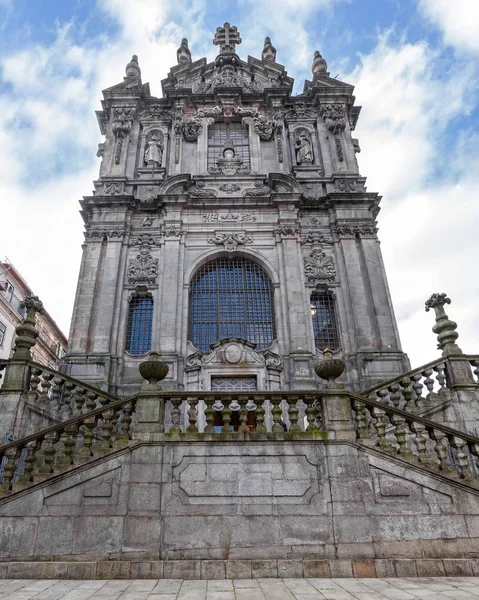 ポルトガルのポルト市のランドマークやシンボルの一つであるクレリゴスの教会は 象徴的なクレリゴス塔に接続されています ユネスコ世界遺産 — ストック写真