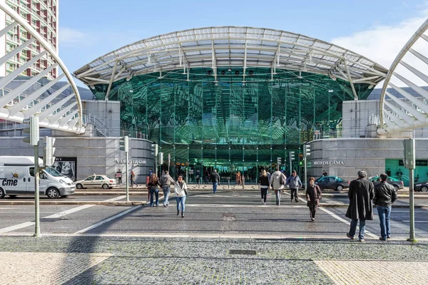 Lissabon Portugal Februar 2015 Menschen Überqueren Die Straße Vor Dem — Stockfoto