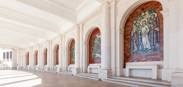 Sanctuaire Fatima Portugal Panneaux Décorant Colonnade Des Deux Côtés Basilique — Photo