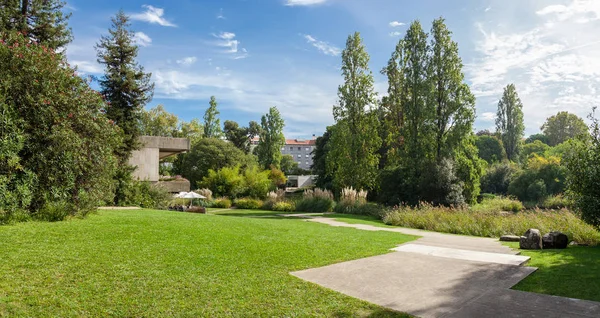 里斯本 葡萄牙 2016年10月19日 古尔班基安古尔班基安基金会的花园 一个向公众开放的城市公园 尤其在大学生中很受欢迎 — 图库照片