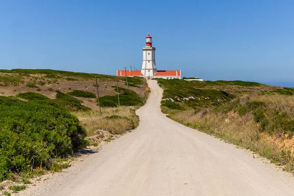 通往卡沃埃什皮谢尔海角灯塔的泥土路 建于第十八世纪是葡萄牙最古老的灯塔之一 在大西洋中引导船只和船只 葡萄牙塞辛布拉 — 图库照片