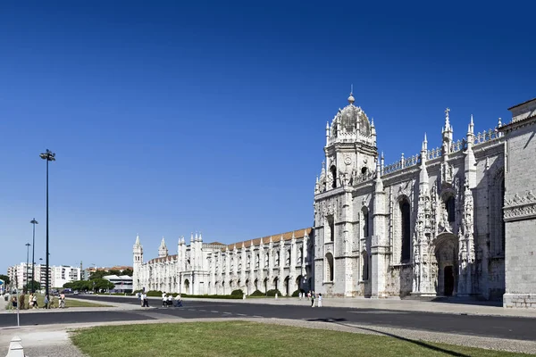 Lisboa Portugal Junho 2013 Turistas Passeiam Frente Mosteiro Dos Jerónimos — Fotografia de Stock